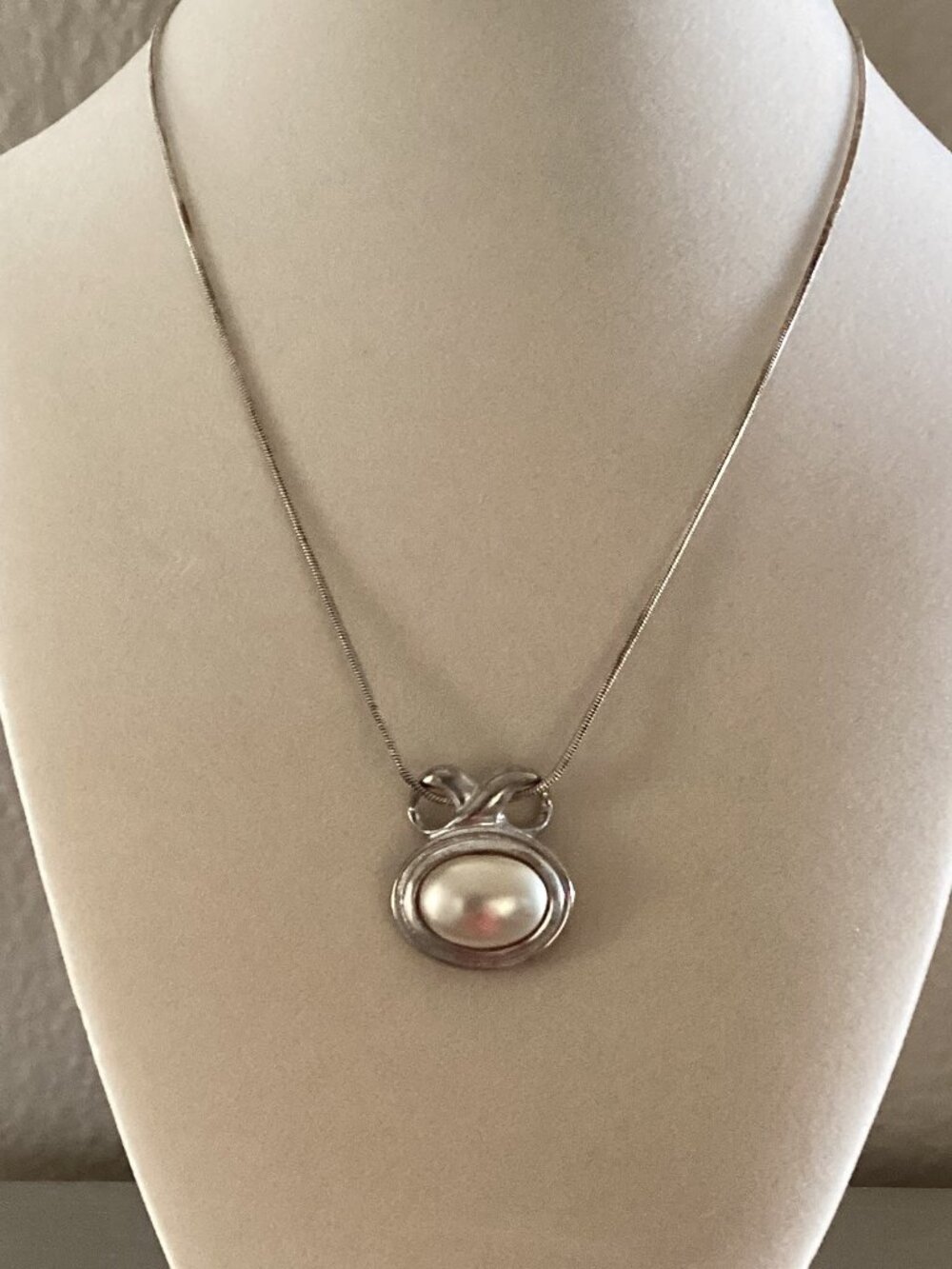 Silver and faux pearl necklace with lobster clasp - 8.5 inch